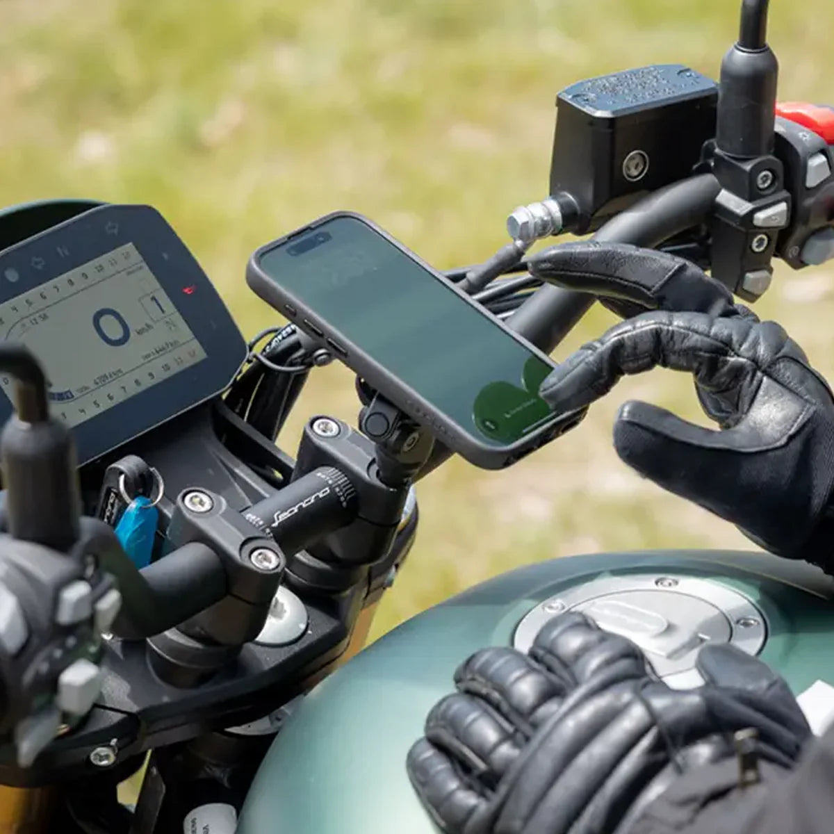 Quad Lock Handlebar Clamp Mount